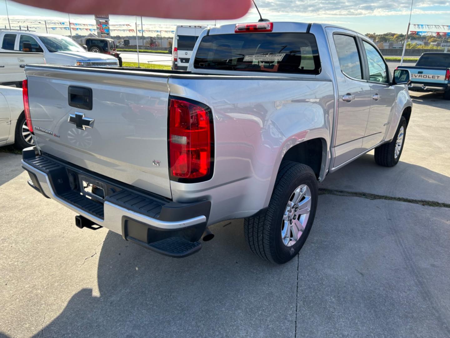 2019 Silver Chevrolet Colorado LT Crew Cab 2WD Long Box (1GCGSCEN6K1) with an 3.6L V6 DOHC 24V GAS engine, 6A transmission, located at 1687 Business 35 S, New Braunfels, TX, 78130, (830) 625-7159, 29.655487, -98.051491 - Photo#2